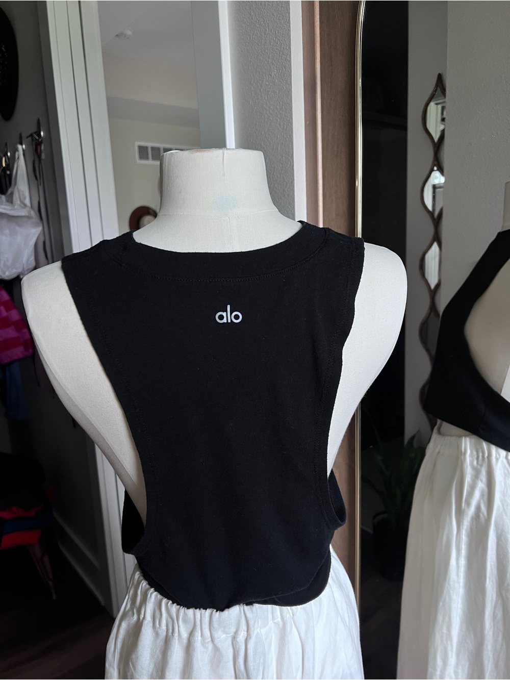 ALO Yoga Women’s Black Racerback Crop Tank